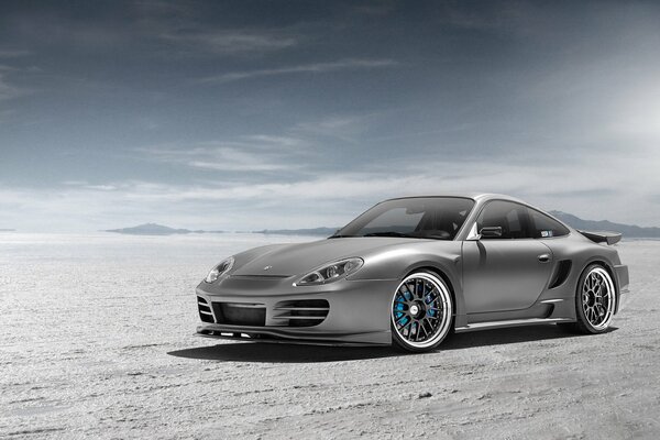 Porsche 996 ssr de plata en el desierto