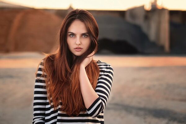 Pelirroja Hannah con una mirada penetrante