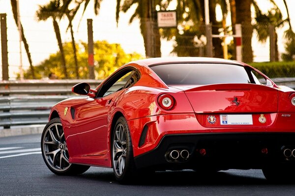 Elegante coche rojo Ferrari