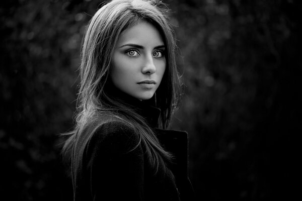 Retrato en blanco y negro de una joven
