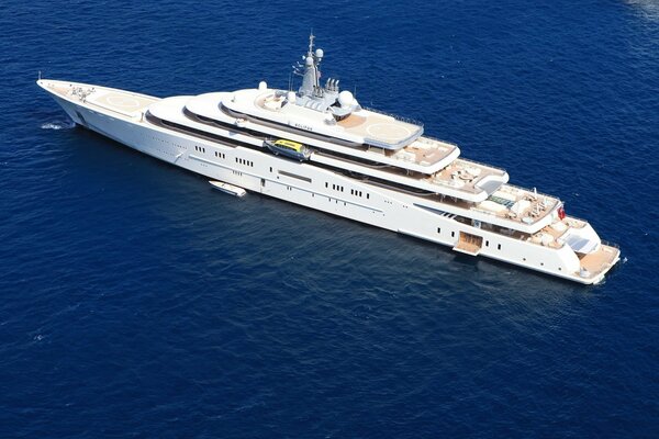 Splendido yacht bianco in mare