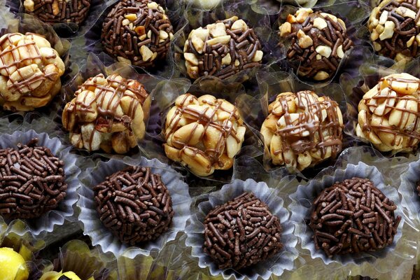 Handgemachte Pralinen in Papierformen