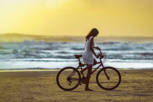 Chica en bicicleta paseos en la playa