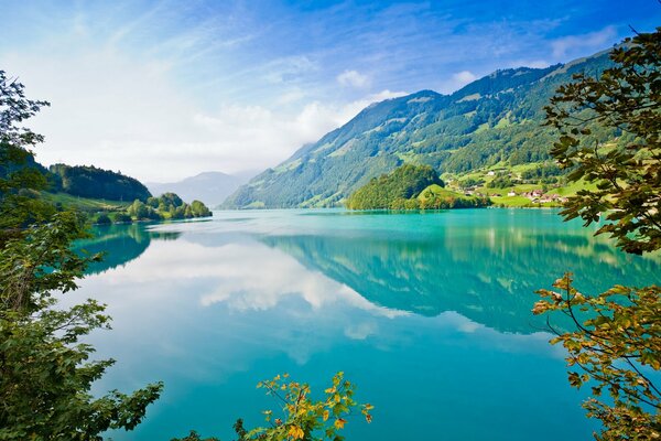 Lago azul claro en verano