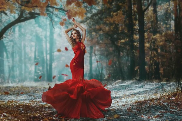 Fille dans la forêt d automne sur fond de chute des feuilles