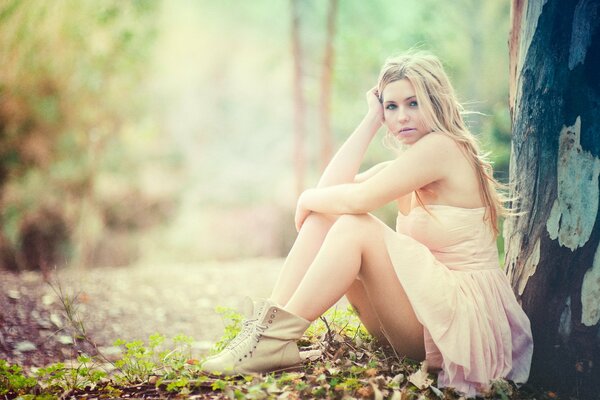 Foto-Shooting von Keri Ruth Garcia im Kleid im Wald am Baum