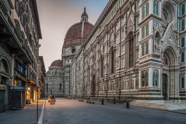 Vue de la cathédrale depuis la rue à Florence