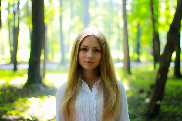 Belle fille sur fond de nature verte en été