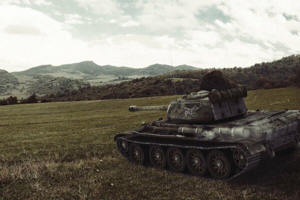 Vista del tanque T-44 en el fondo del campo y las colinas