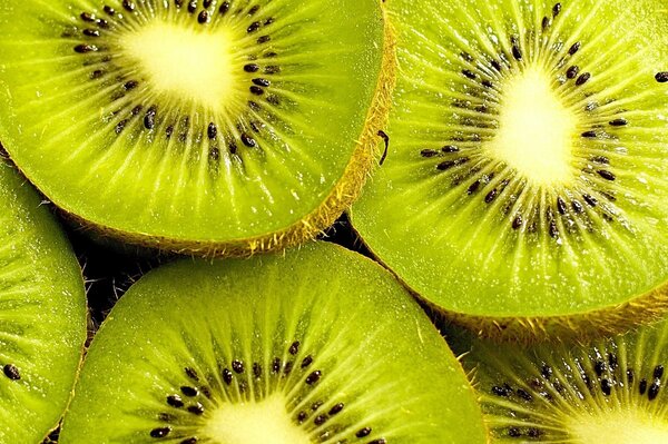 Primeros planos de kiwi picado