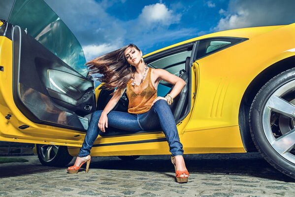 Fille sur une Chevrolet Camaro jaune