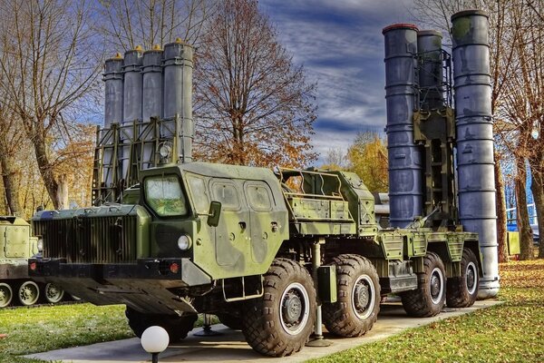 S- 300 vor dem Hintergrund der Herbststadt