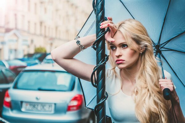 Fille triste sous le parapluie