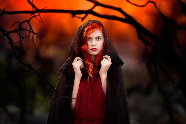 Portrait d une jeune fille Rousse à capuche