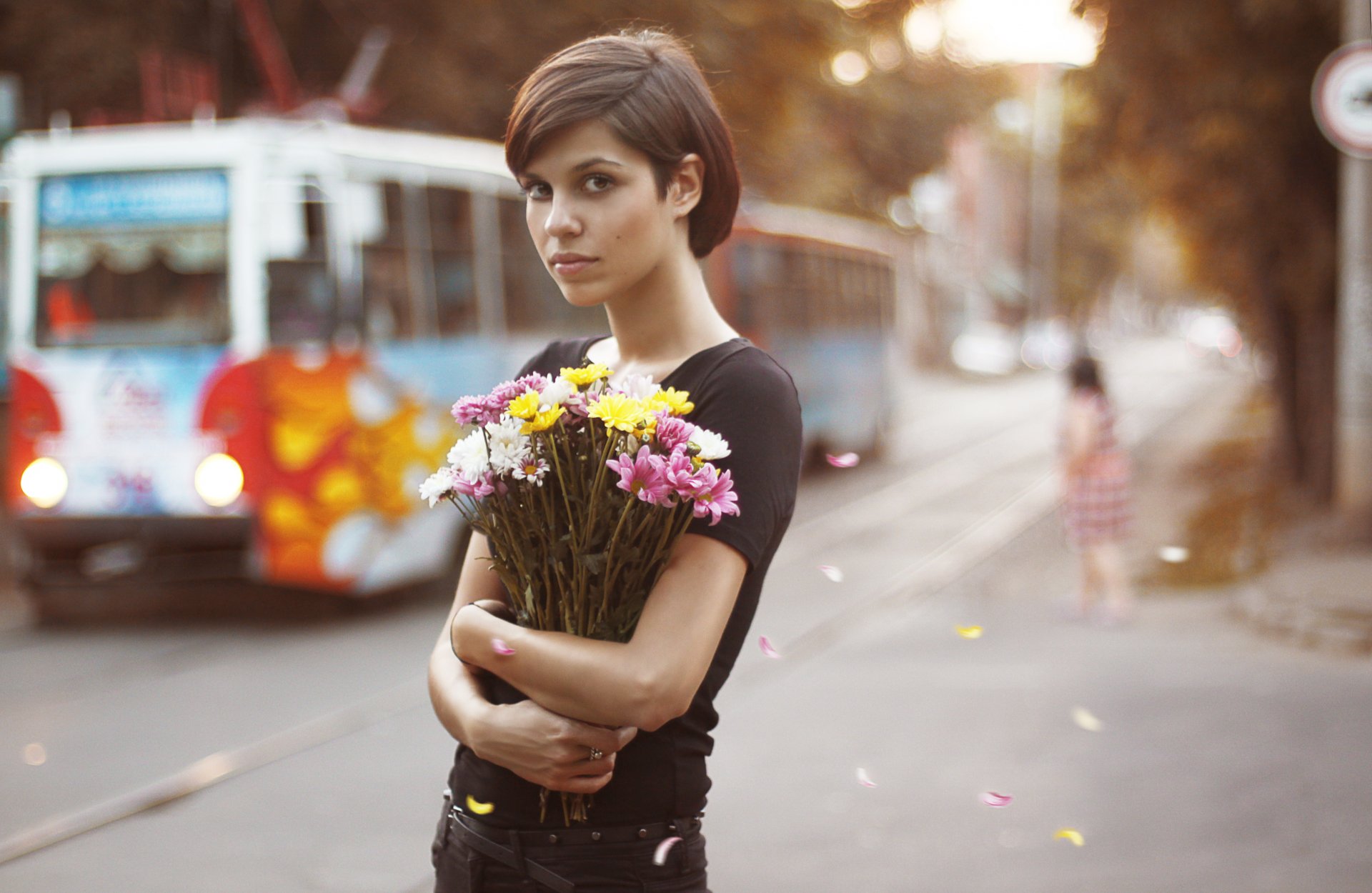 fille bouquet fleurs brune yeux bruns vue tram ville pétales