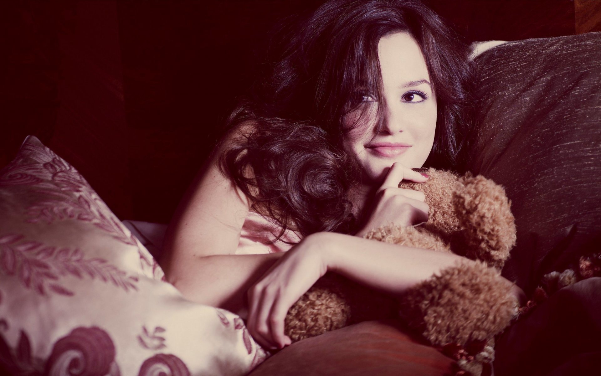 leighton meester chica actriz sonrisa mirada oso de peluche oso