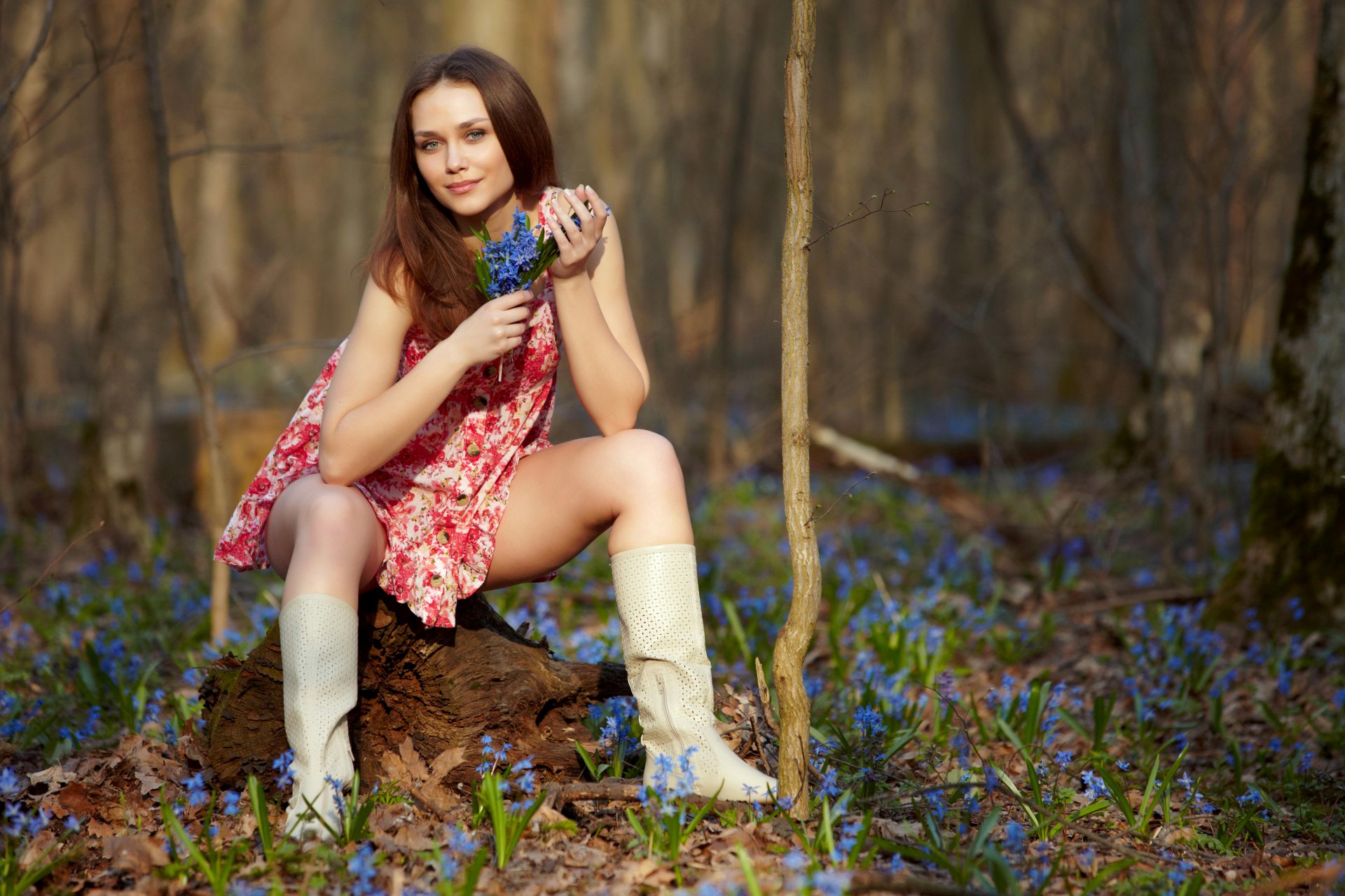 wald schönheit gold frühling obsession blumen paradies unglaublich spektakel releasea schönheit sitzen stumpf tag attraktiv gesicht lange gerade haare augenbrauen lippen nase nackt schultern licht kleid blumenstrauß handgefertigt maniküre körper beine stiefel hell gesichter