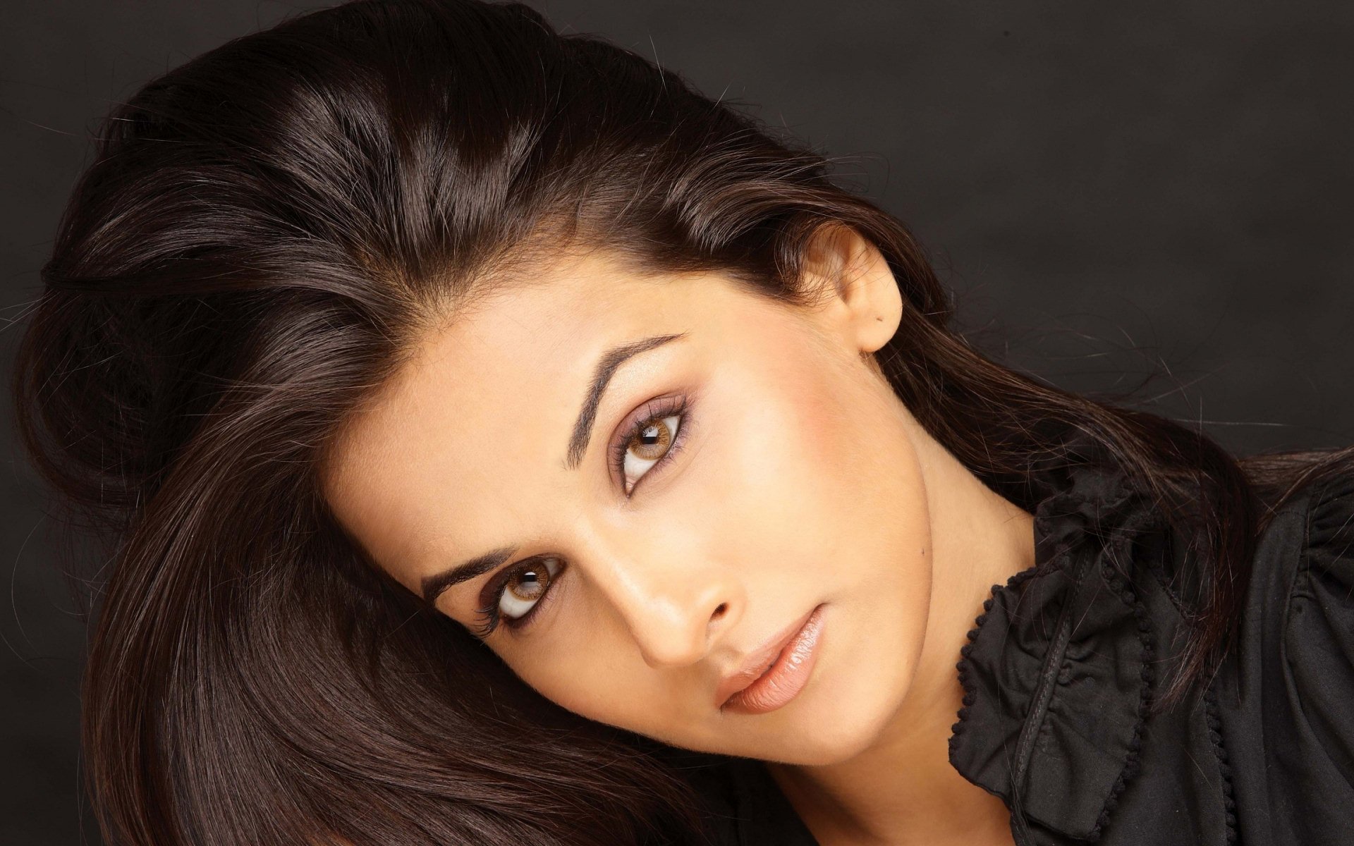 vidya balan bollywood celebrity actress model girl brunette pretty beauty face eyes indian beauty