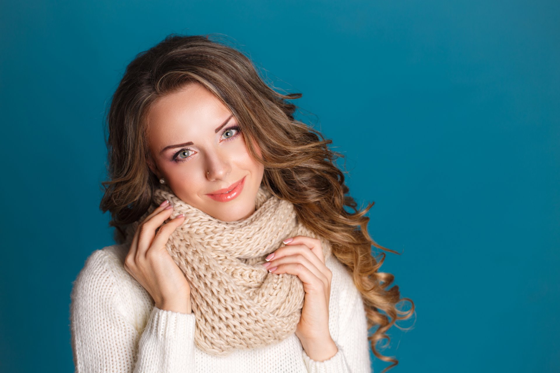 mädchen aussehen haare locken grüne augen lippen gesicht hände jacke schal stricken hintergrund