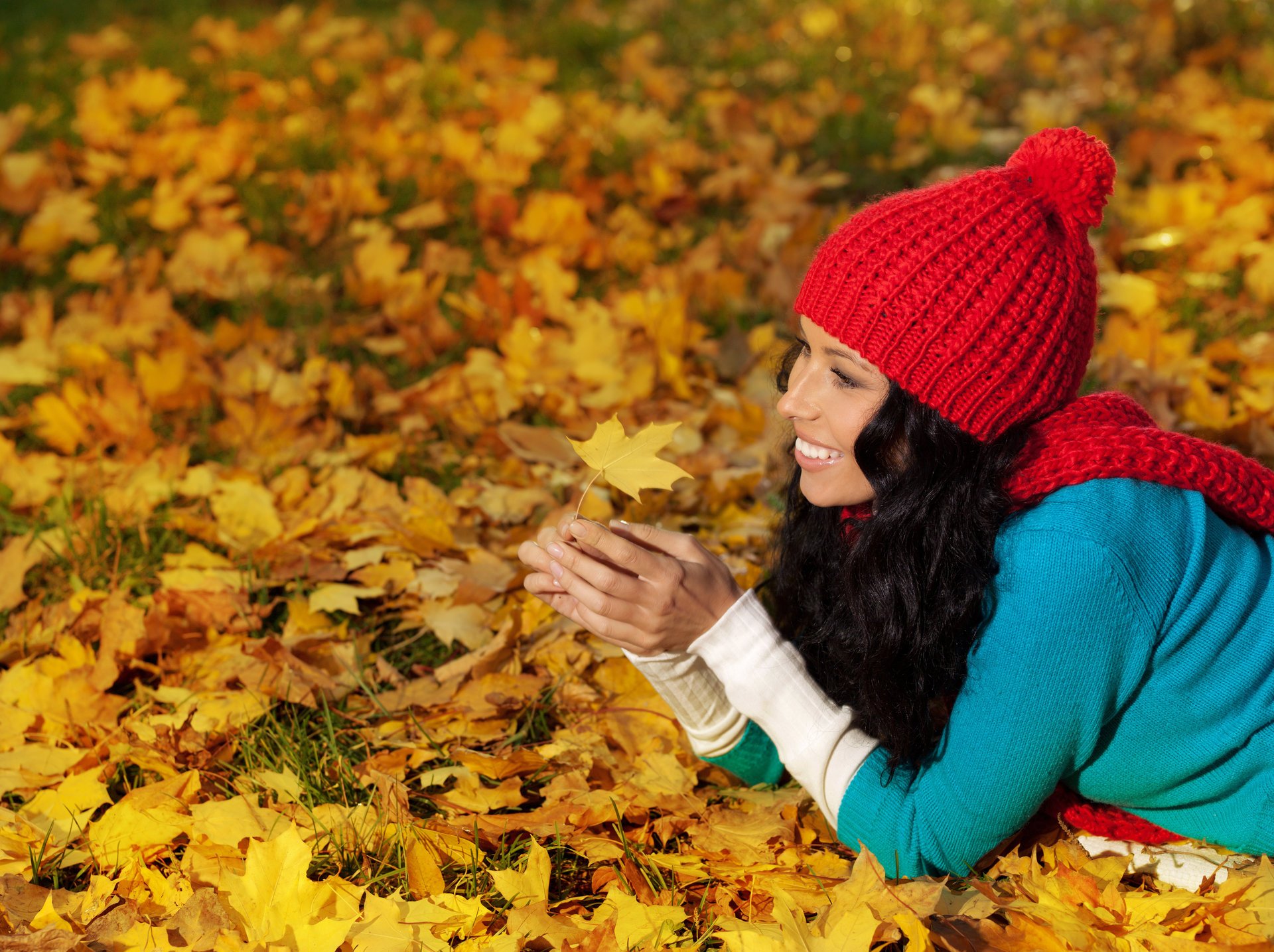 mädchen herbst blätter frau lächeln