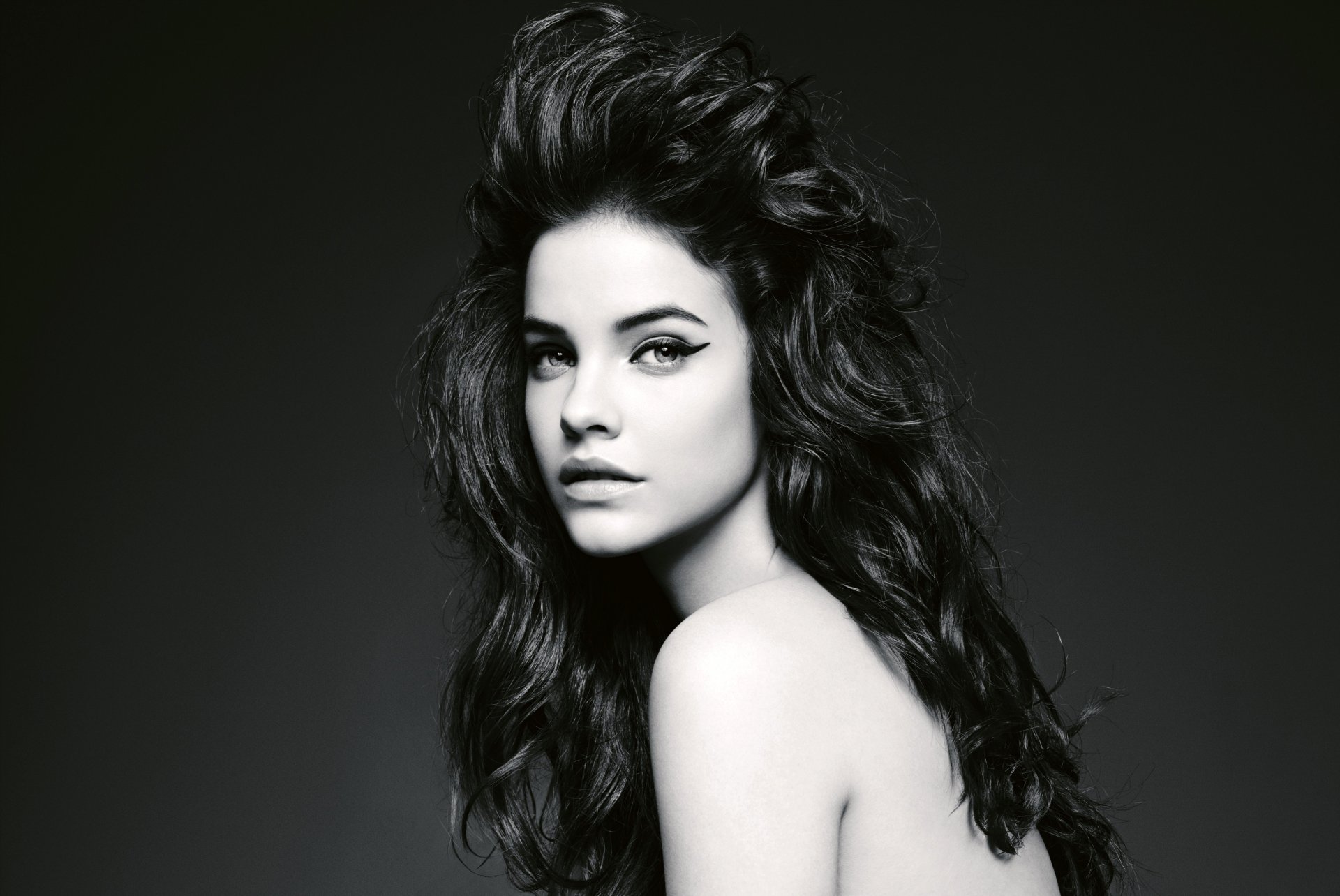 palvin barbara palvin chica modelo pelo castaño cara maquillaje cabello blanco y negro