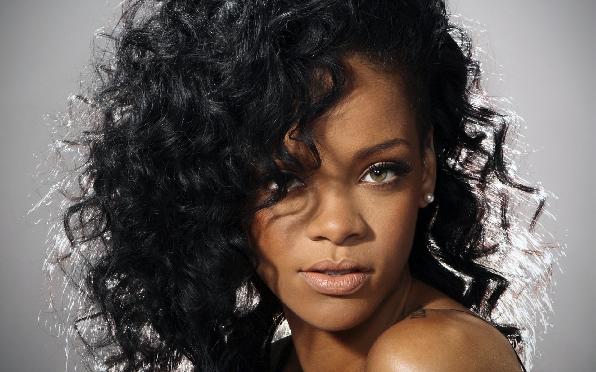 rihanna sängerin locken haare augen blick hintergrund