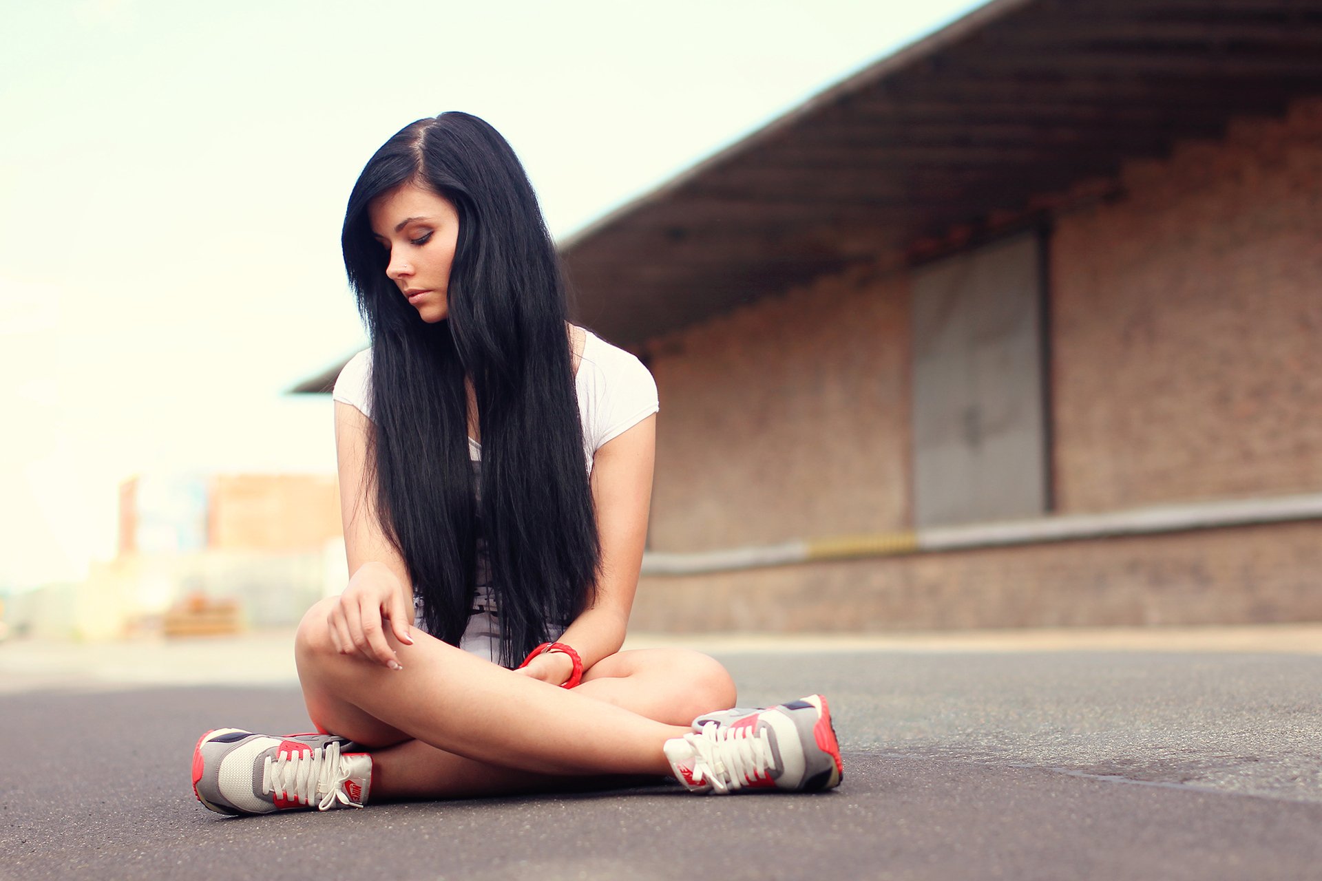 ragazza bruna scarpe da ginnastica posa