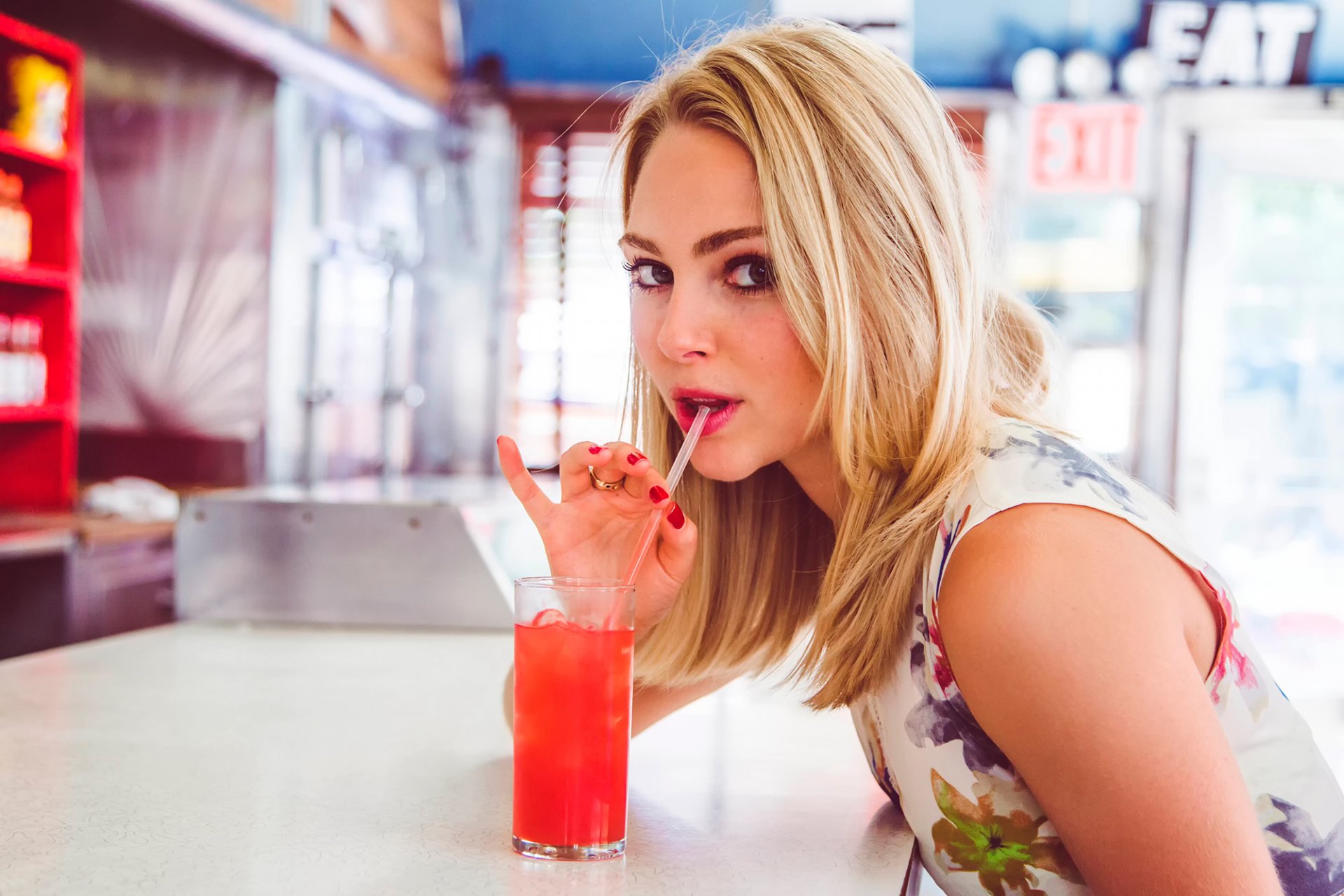 annasophia robb drink cocktail cafe