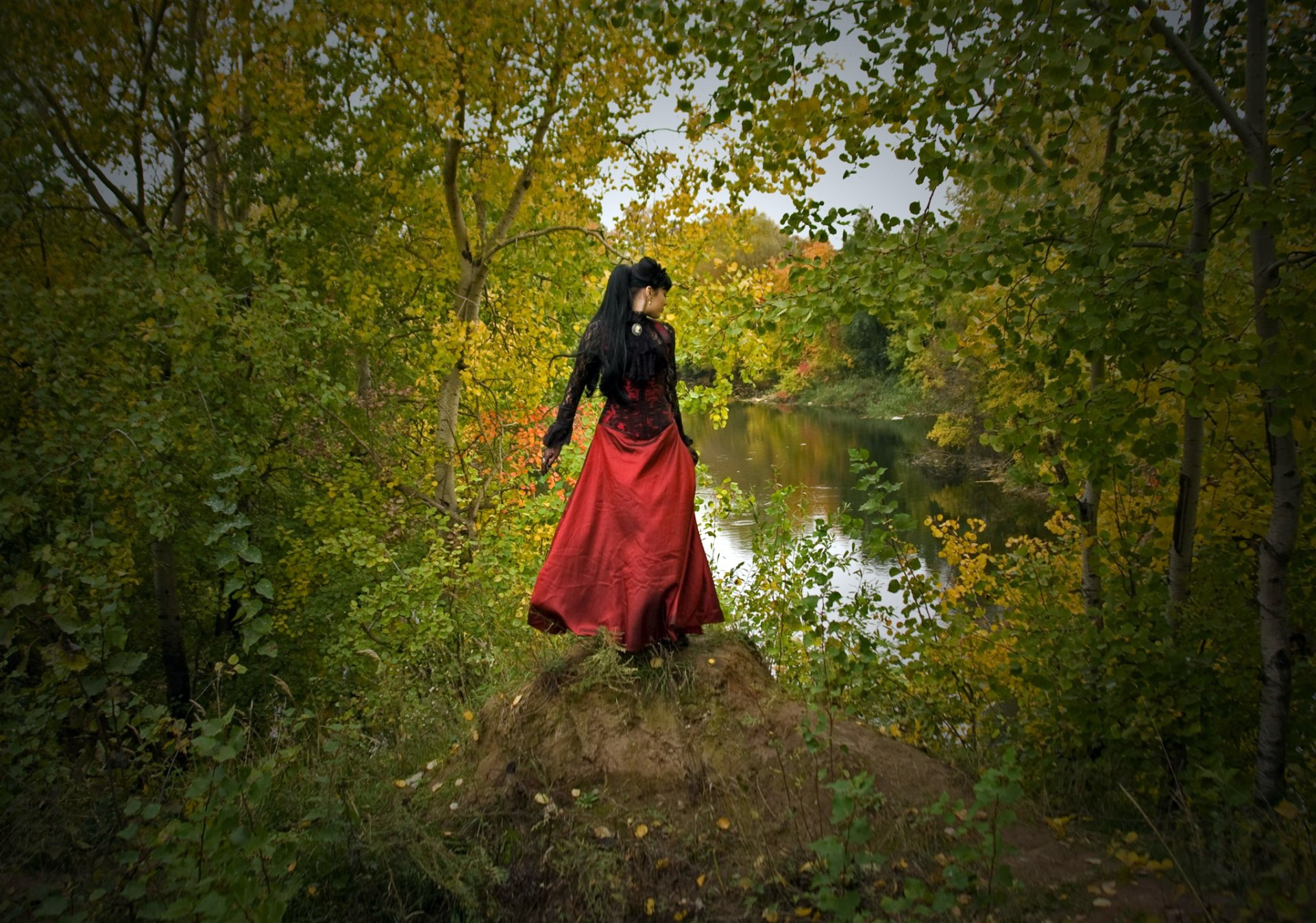 brünette kleid korsett ärmel wald bäume see natur hügel grün blätter laub