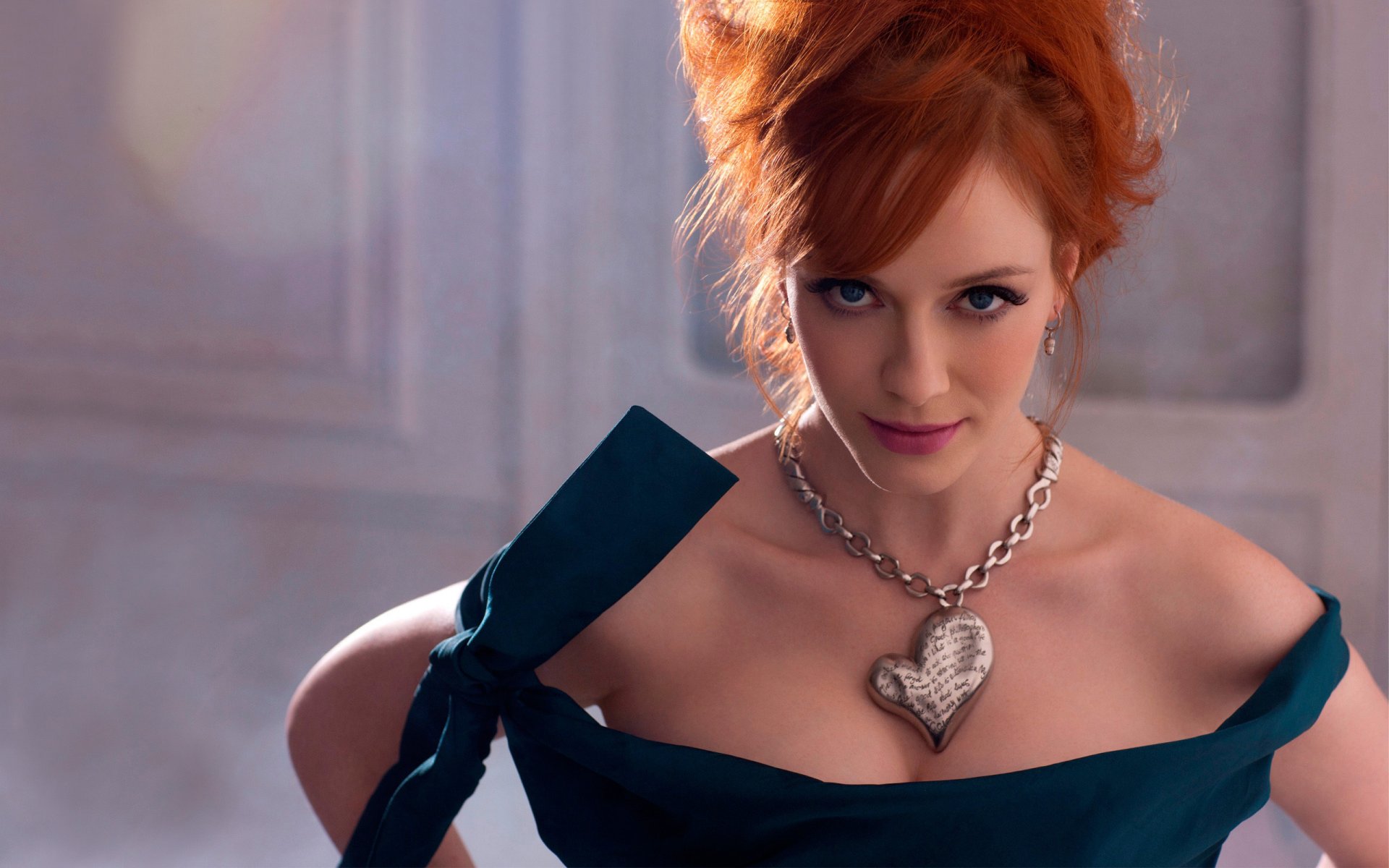 christina hendricks actrice rousse visage regard bleu yeux collier sexy élégance