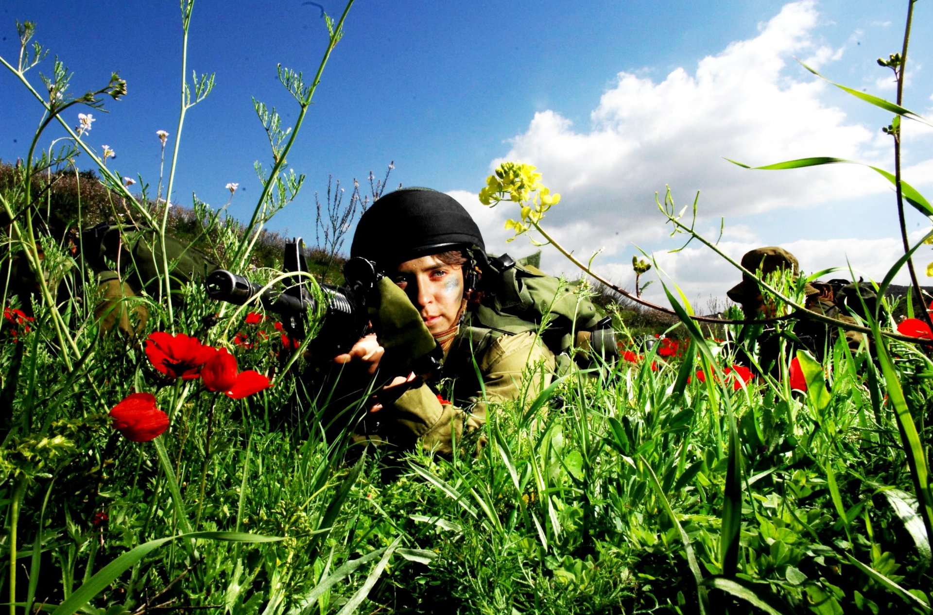 gras blumen mohnblumen mädchen soldat uniform färbung waffe himmel wolken