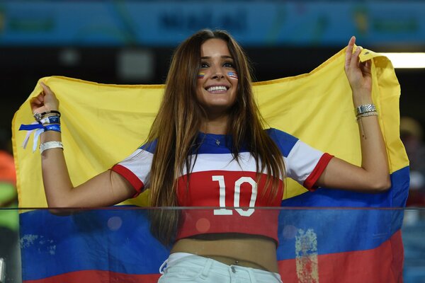 Cheerleader con bandiera. Ragazza fa il tifo per la Colombia