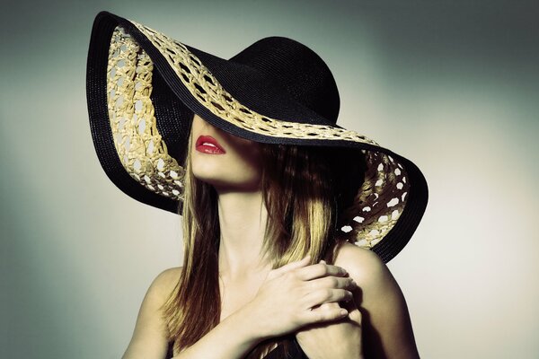 Chica con sombrero con labios rojos