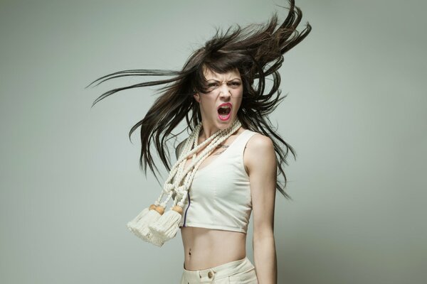 Crier fille dans un Halo de cheveux