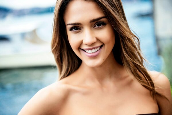 La actriz de pelo oscuro Jessica Alba con una sonrisa de burro