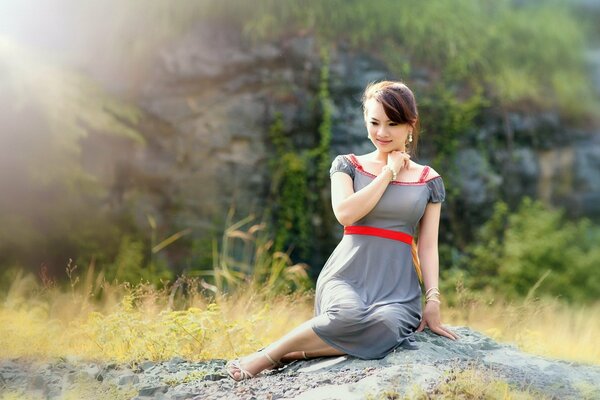 Bella ragazza seduta sulle rocce