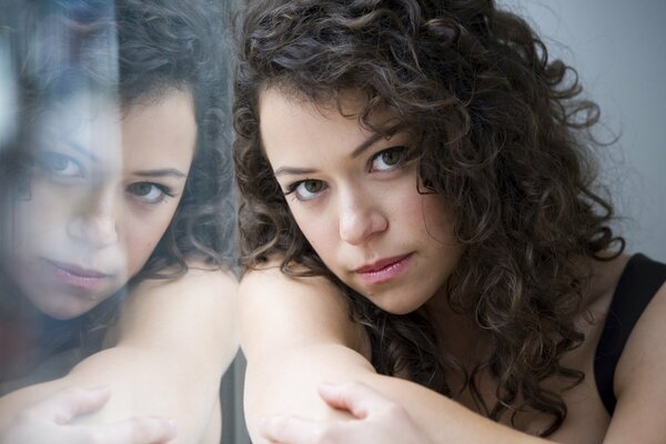 Tatiana Maslani dans le reflet de la fenêtre