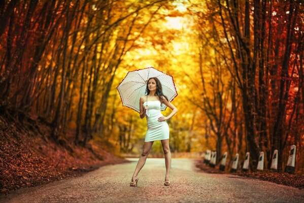 Mädchen auf der Straße mit Regenschirm im Kleid