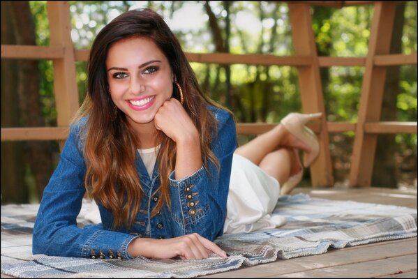 Chica sonriendo en la chaqueta