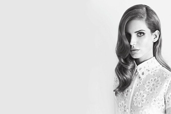 Lana Del Rey su sfondo bianco con coltivazione