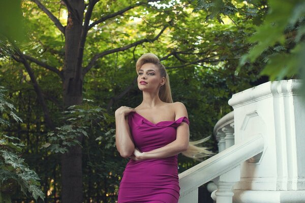 Tatiana Kotova dans une robe pourpre