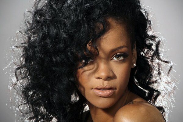 La cantante Rihanna con el pelo negro