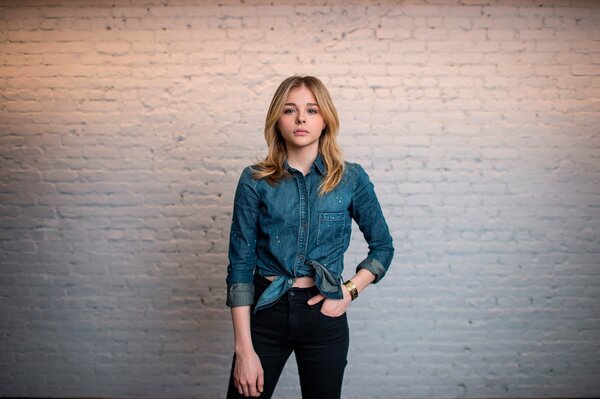 Chloe grace Moretz sur fond de mur blanc