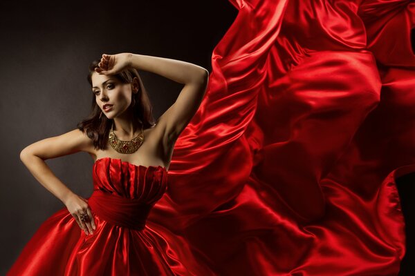 Modelo de chica en vestido rojo