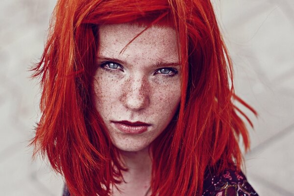 Fille aux cheveux rouges et taches de rousseur