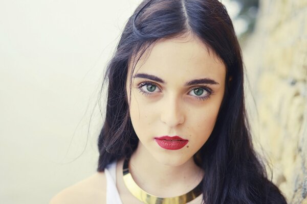 Portrait d une jeune fille aux yeux verts avec une taupe, regard expressif