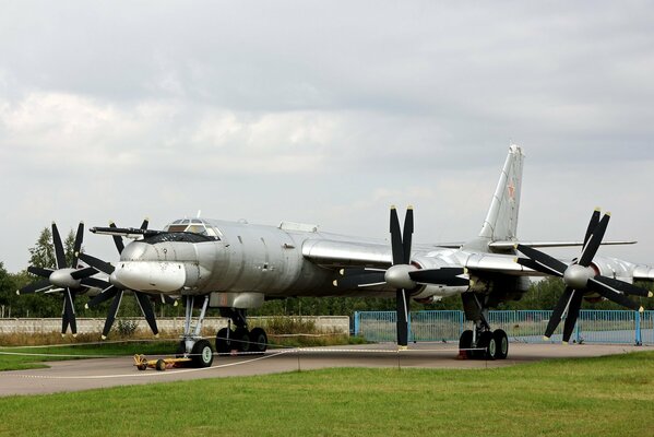 Das Flugzeug Tu-95ms ist im zentralen Museum der Luftwaffe ausgestellt