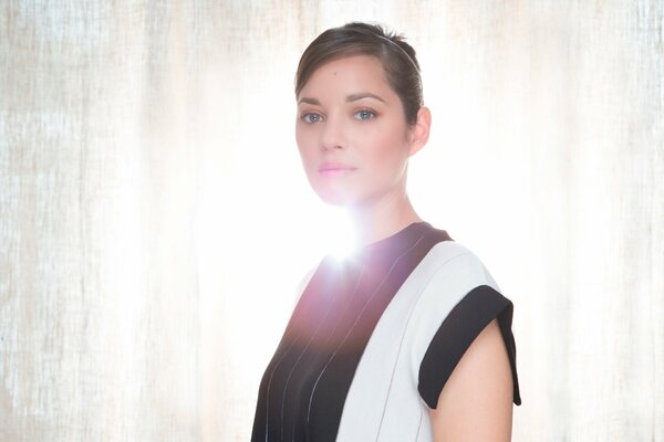 Marion Cotillard i światło za plecami