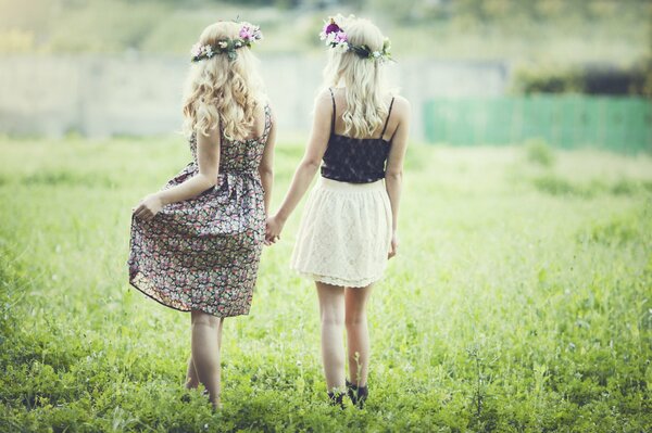 Dos chicas en vestidos en la naturaleza