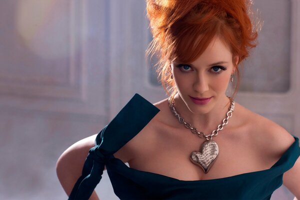 Christina Hendricks in un abito con spalle scoperte e una collana insolita